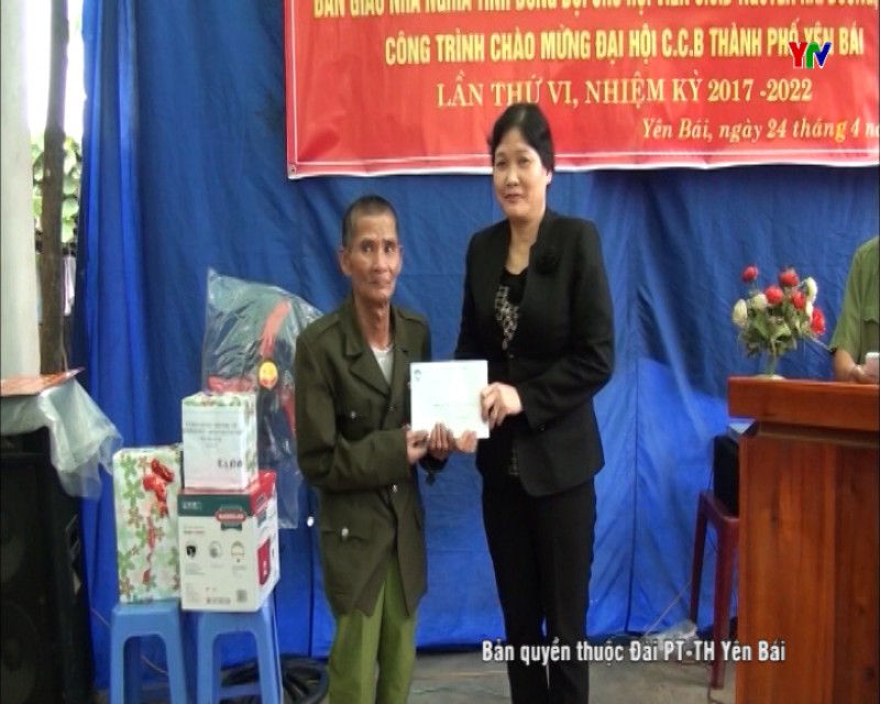 Hội CCB thành phố Yên Bái trao nhà nghĩa tình đồng đội cho CCB nghèo
