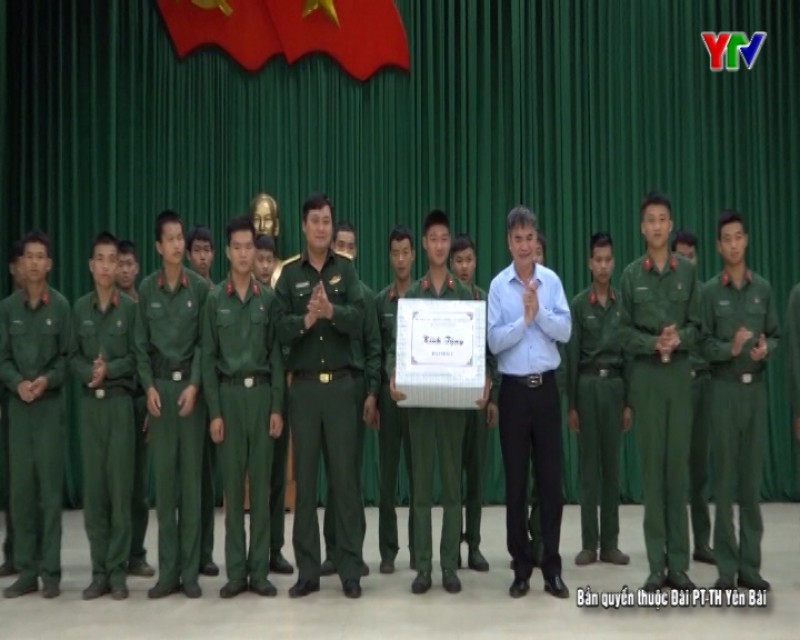 Huyện Văn Chấn thăm và tặng quà tân binh tại Trung đoàn 752, Sư đoàn 355