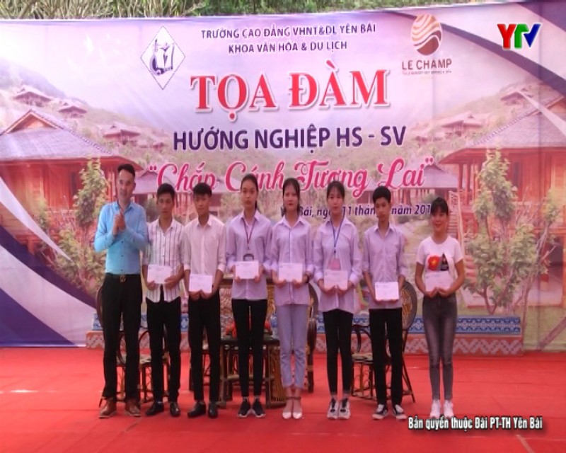 Tọa đàm hướng nghiệp " Chắp cánh tương lai" tại trường Phổ thông Dân tộc Nội trú - THPT tỉnh Yên Bái