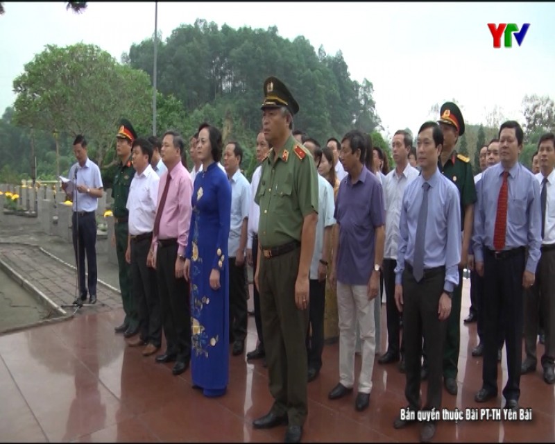 Đoàn đại biểu tỉnh Yên Bái viếng Nghĩa trang Liệt sỹ và dâng hương tưởng niệm Chủ tịch Hồ Chí Minh
