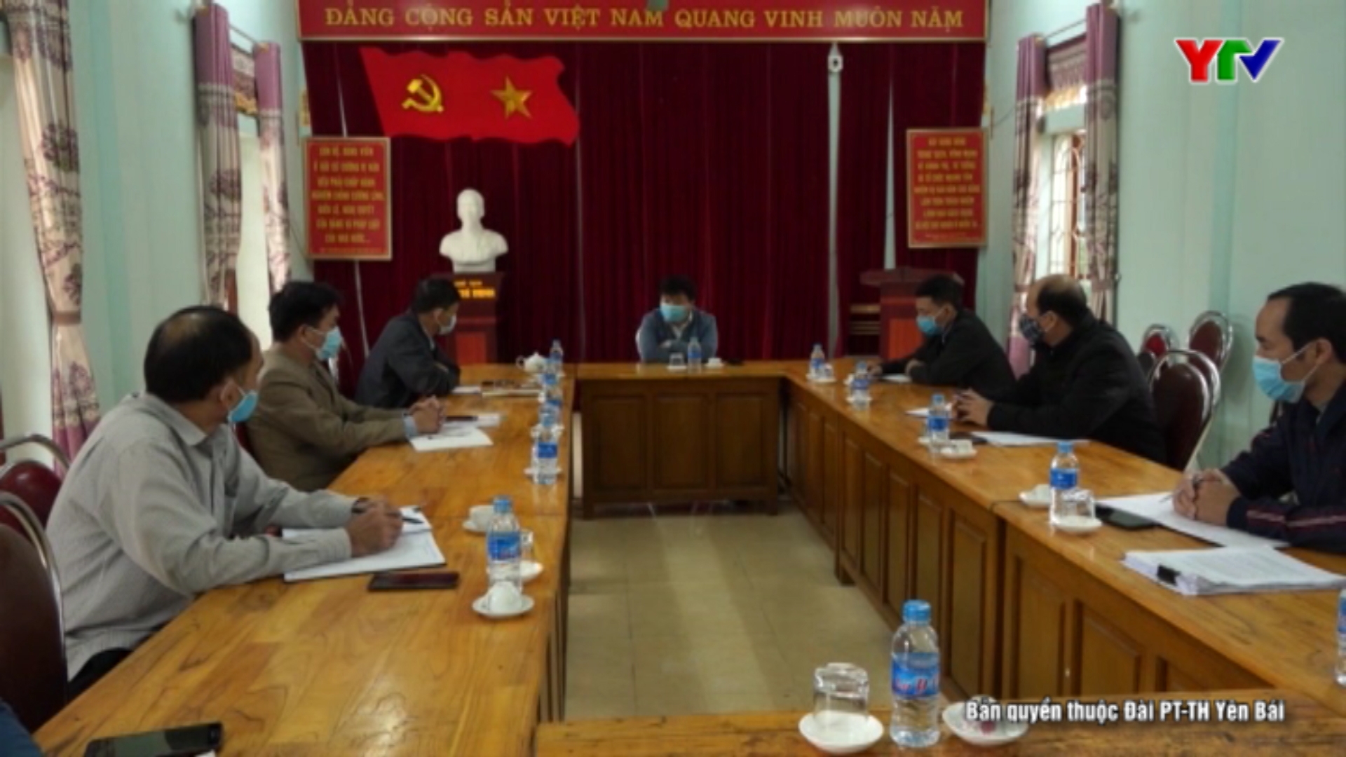 Đồng chí Giàng A Tông - Chủ tịch Ủy ban MTTQ tỉnh kiểm tra phòng chống dịch COVID- 19 tại huyện Lục Yên