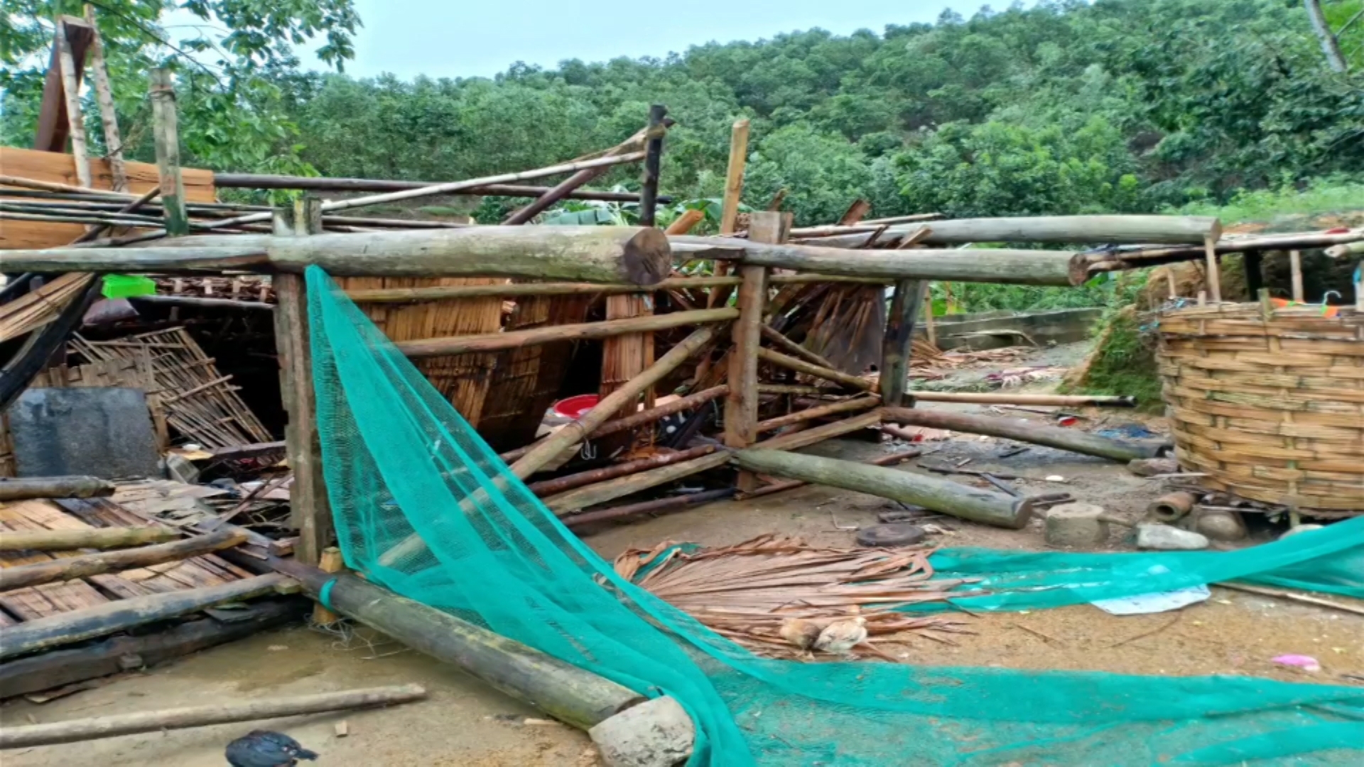 Lục Yên: hơn 80 ngôi nhà bị ảnh hưởng do dông lốc