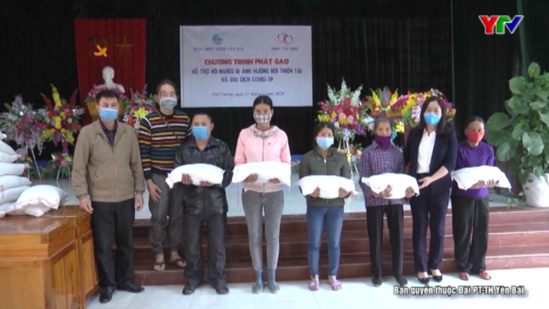 Hội Liên hiệp Phụ nữ tỉnh trao 1 tấn gạo cho các gia đình nghèo huyện Trấn Yên