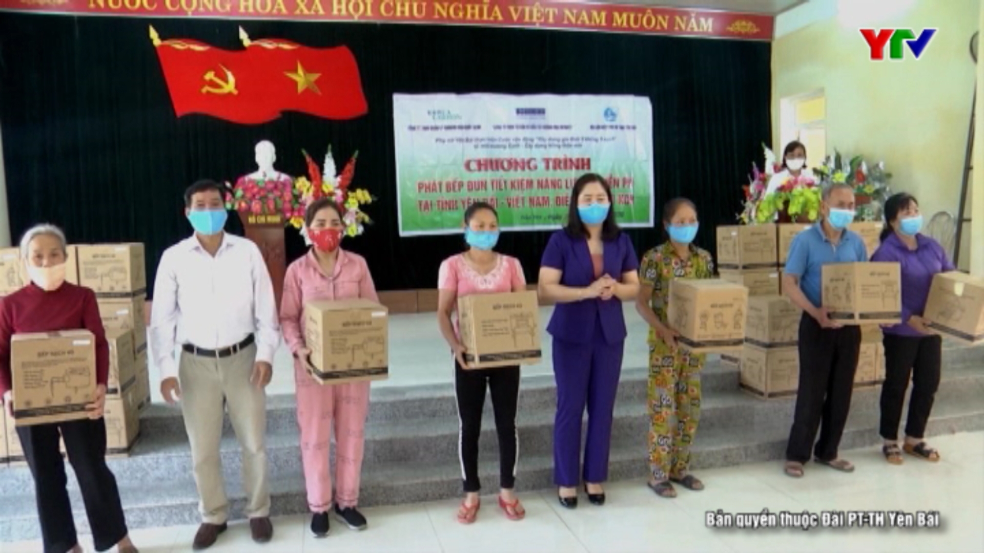 Hội Phụ nữ tỉnh tặng 2.000 bếp đun tiết kiệm năng lượng cho hội viên nghèo huyện Trấn Yên