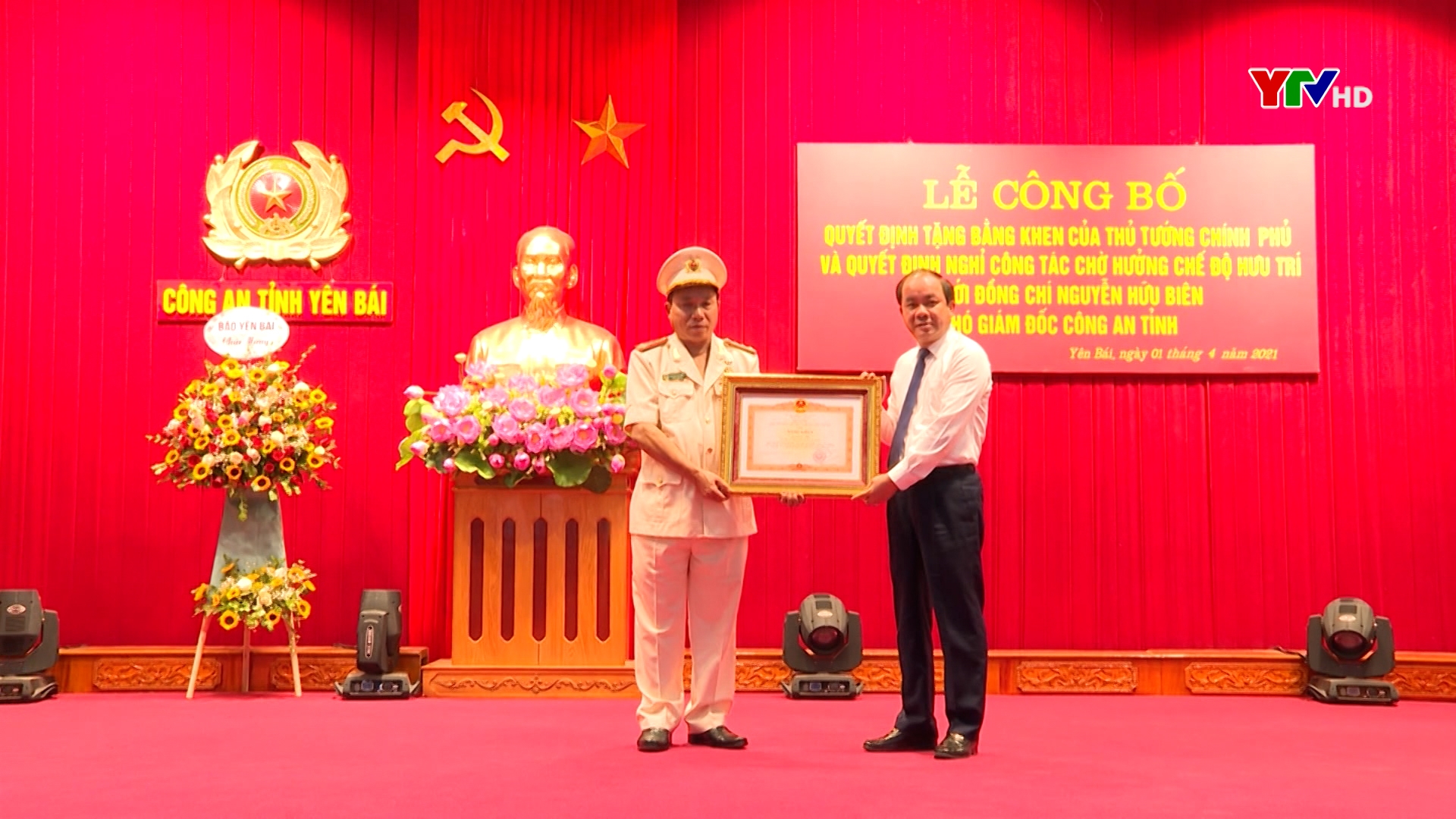 Tặng bằng khen của Thủ tướng Chính phủ cho Phó giám đốc Công an tỉnh Nguyễn Hữu Biên