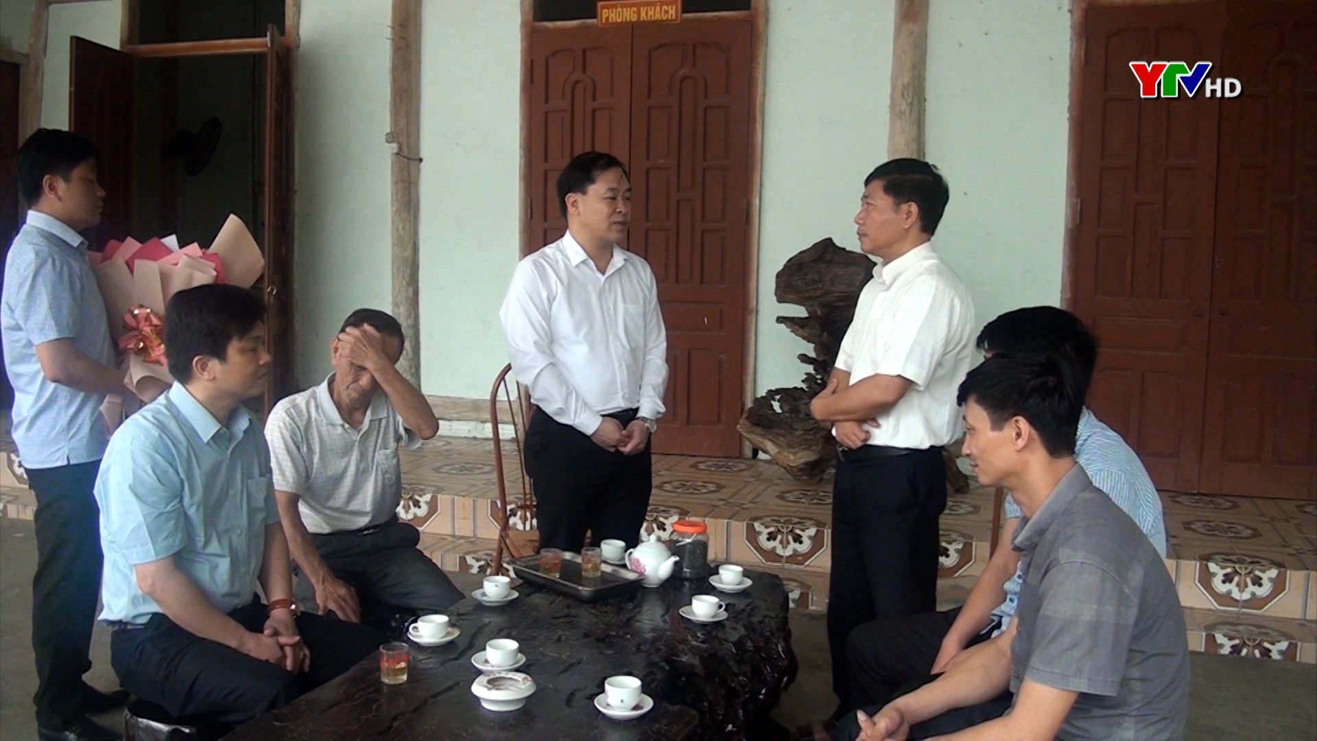 Lãnh đạo huyện Yên Bình tặng quà nhân Lễ Phục sinh năm 2021