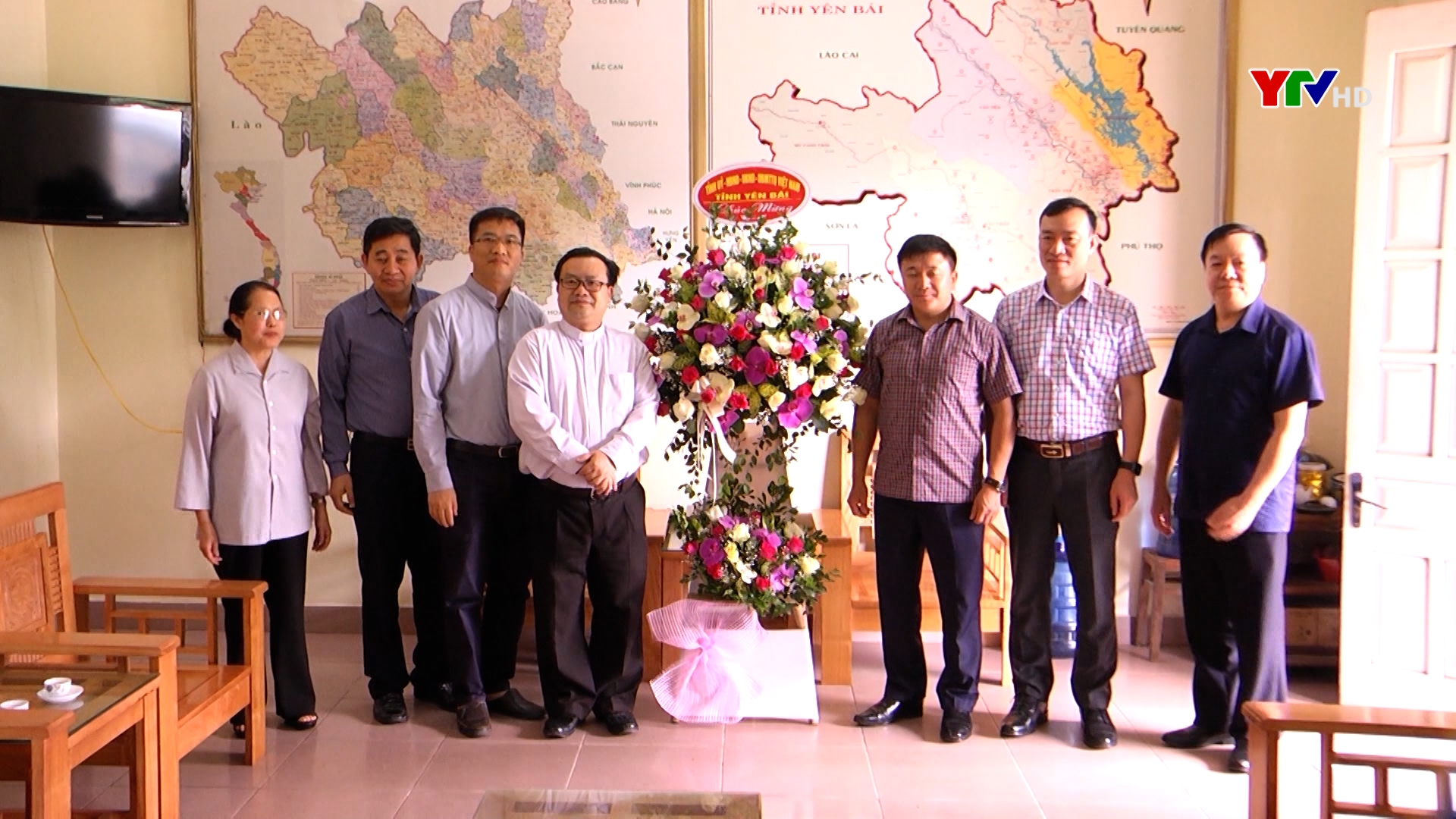 Đồng chí Giàng A Tông - Chủ tịch Ủy ban MTTQ tỉnh thăm, chúc mừng các tổ chức tôn giáo nhân dịp Lễ Phục sinh