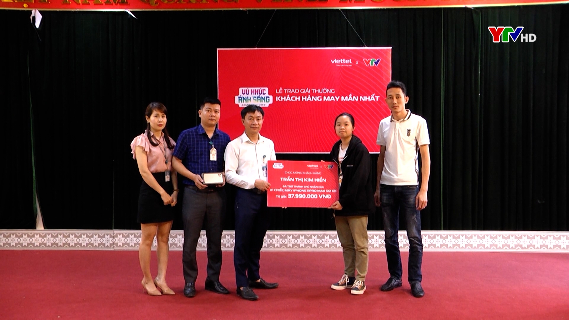 Chi nhánh Viettel Yên Bái trao thưởng khách hàng may mắn trúng thưởng