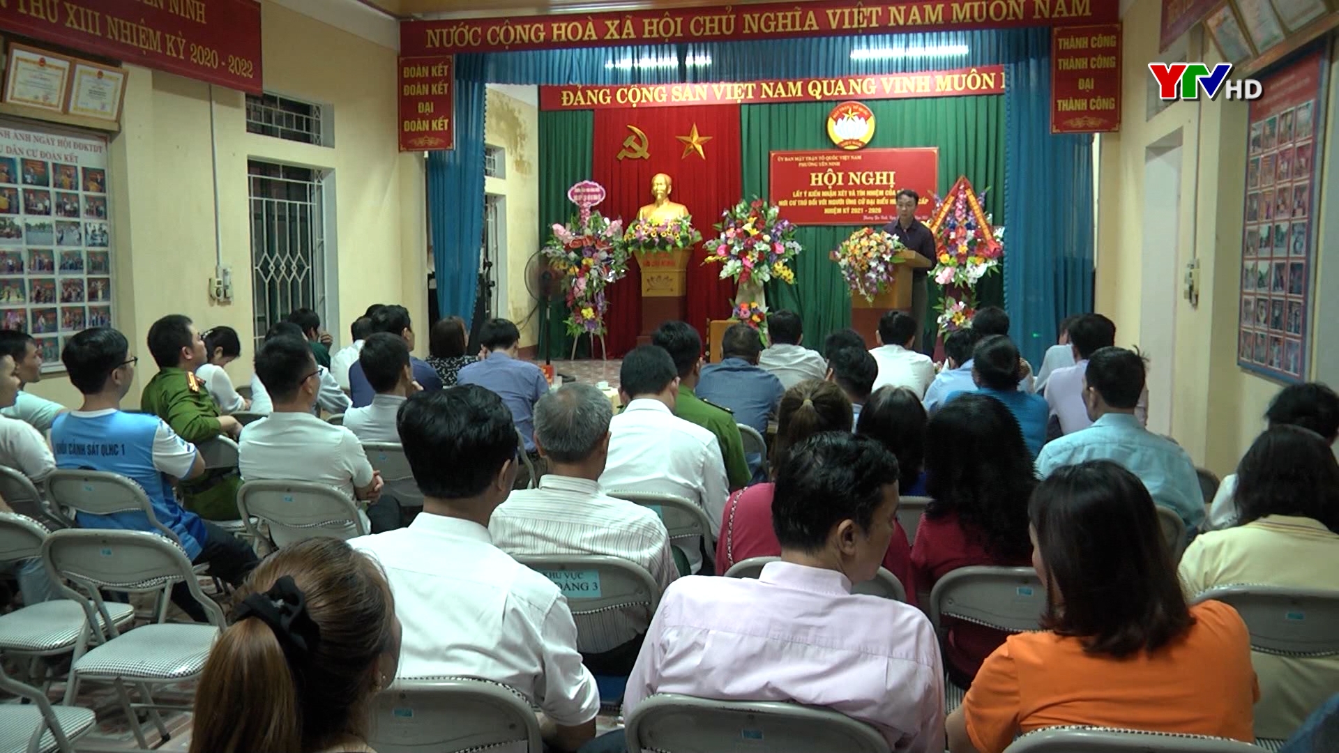 Hội nghị lấy ý kiến nhận xét của cử tri nơi cư trú đối với người ứng cử ĐBQH và HĐND các cấp tại tổ dân phố số 5, phường Yên Ninh, TP Yên Bái