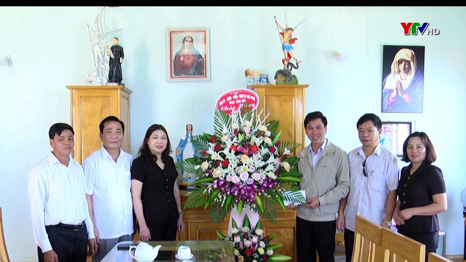 Đồng chí Trưởng Ban Dân vận Tỉnh ủy chúc mừng Giáo xứ Phình Hồ, huyện Trạm Tấu
