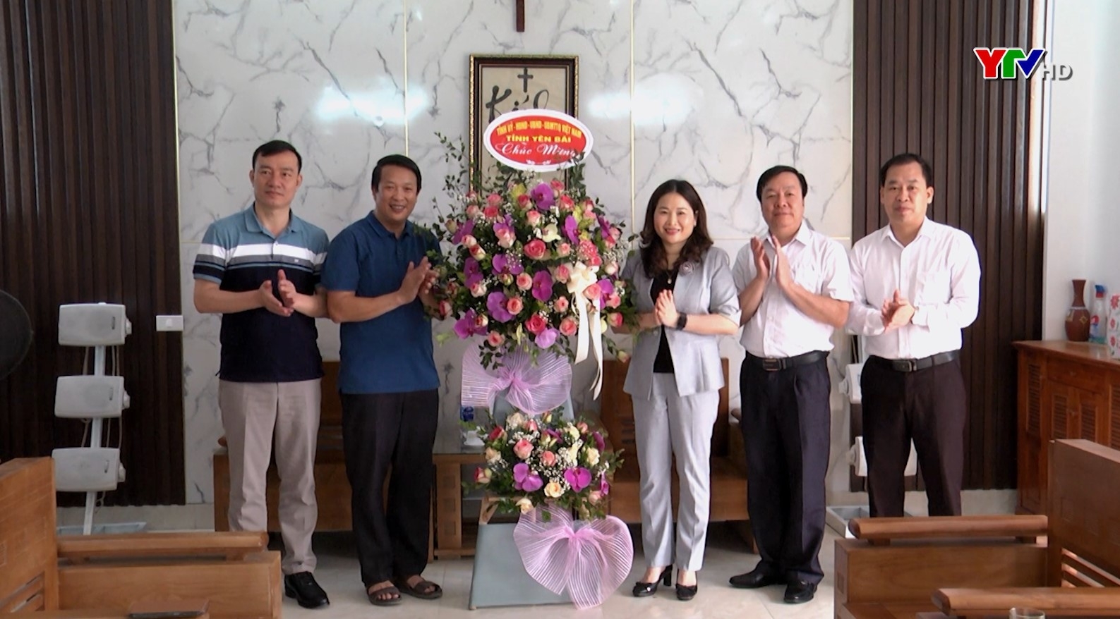 Đồng chí Phó Chủ tịch UBND tỉnh Vũ Thị Hiền Hạnh chúc mừng Giáo xứ Mông Sơn, huyện Yên Bình