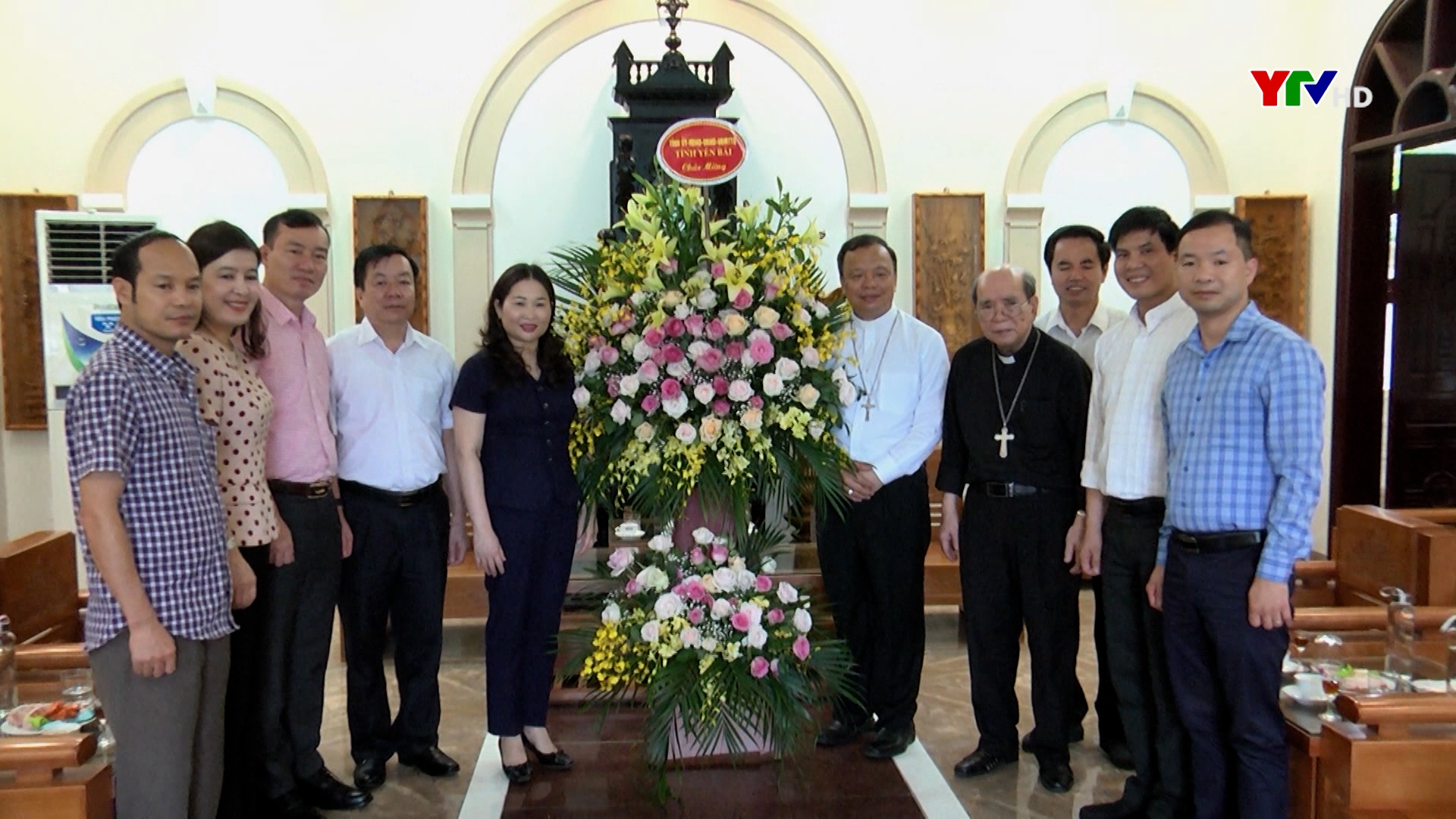 Đồng chí Phó Chủ tịch UBND tỉnh Vũ Thị Hiền Hạnh chúc mừng Tòa giám mục Giáo phận Hưng Hóa