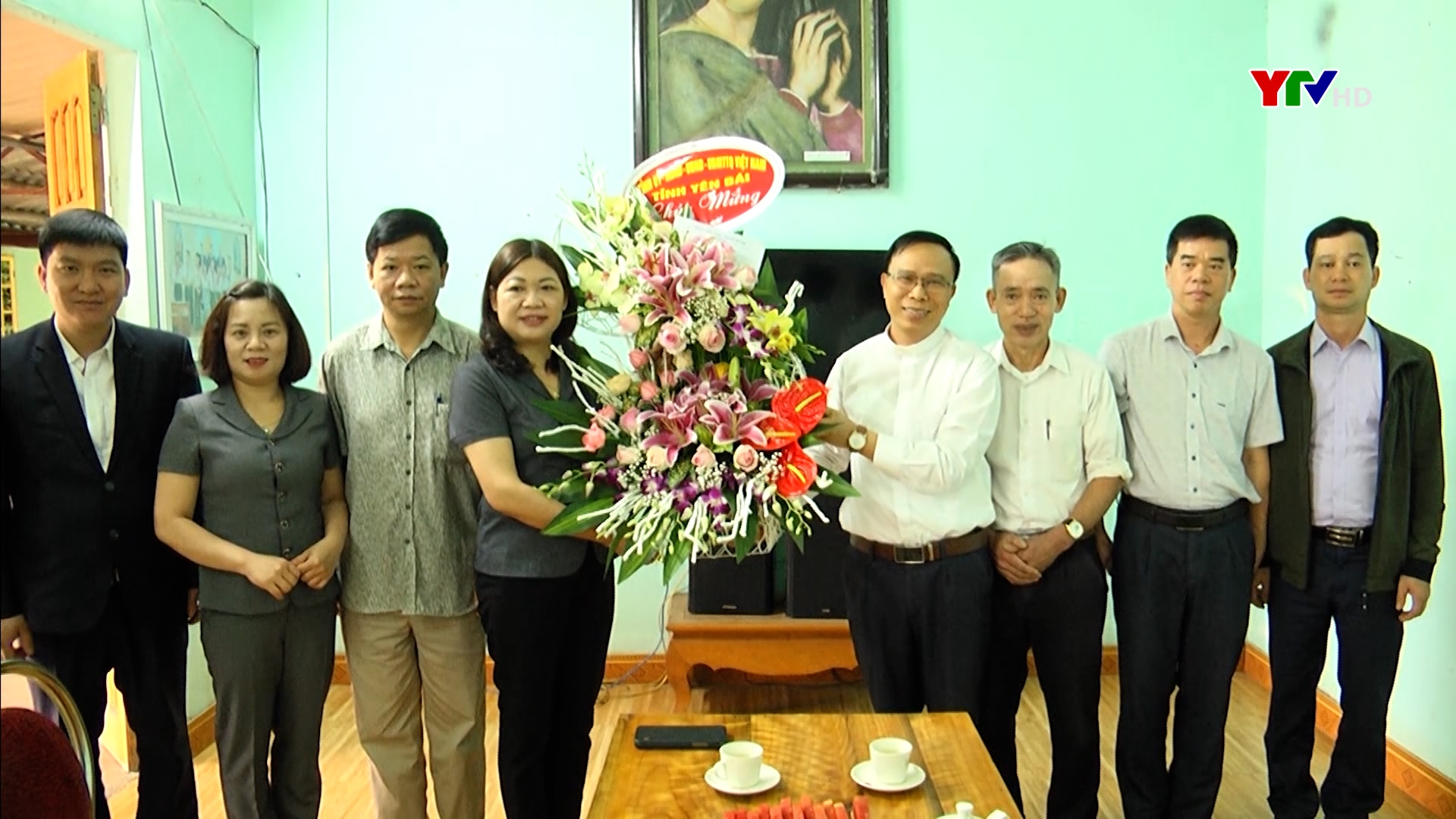 Đồng chí Hoàng Thị Vĩnh - Trưởng Ban Dân vận Tỉnh uỷ tặng quà Giáo xứ Bảo Ái, huyện Yên Bình