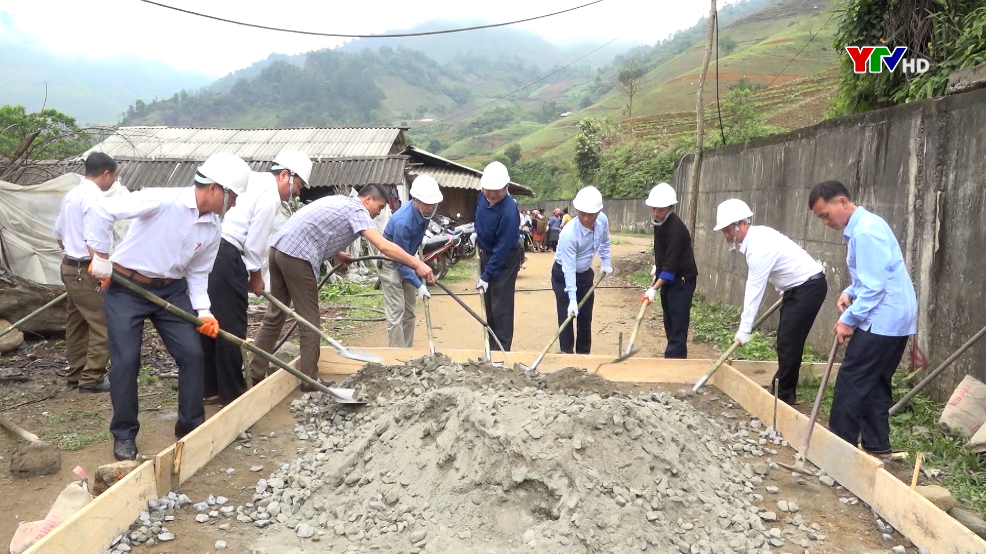 Huyện Trạm Tấu  khởi công làm đường vào thôn Làng Ninh – Pá Khoang xã Túc Đán