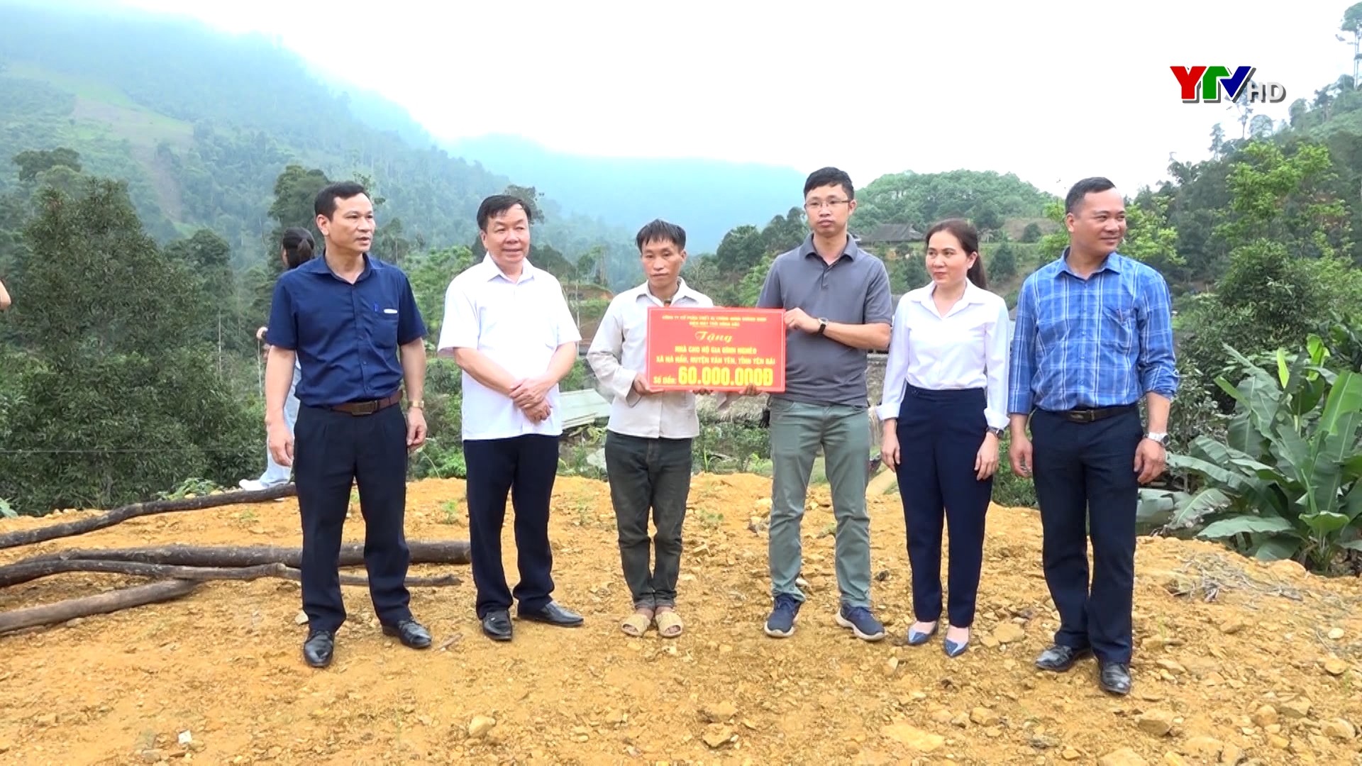 Hỗ trợ làm nhà cho các gia đình có hoàn cảnh đặc biệt khó khăn của xã Nà Hẩu, huyện Văn Yên