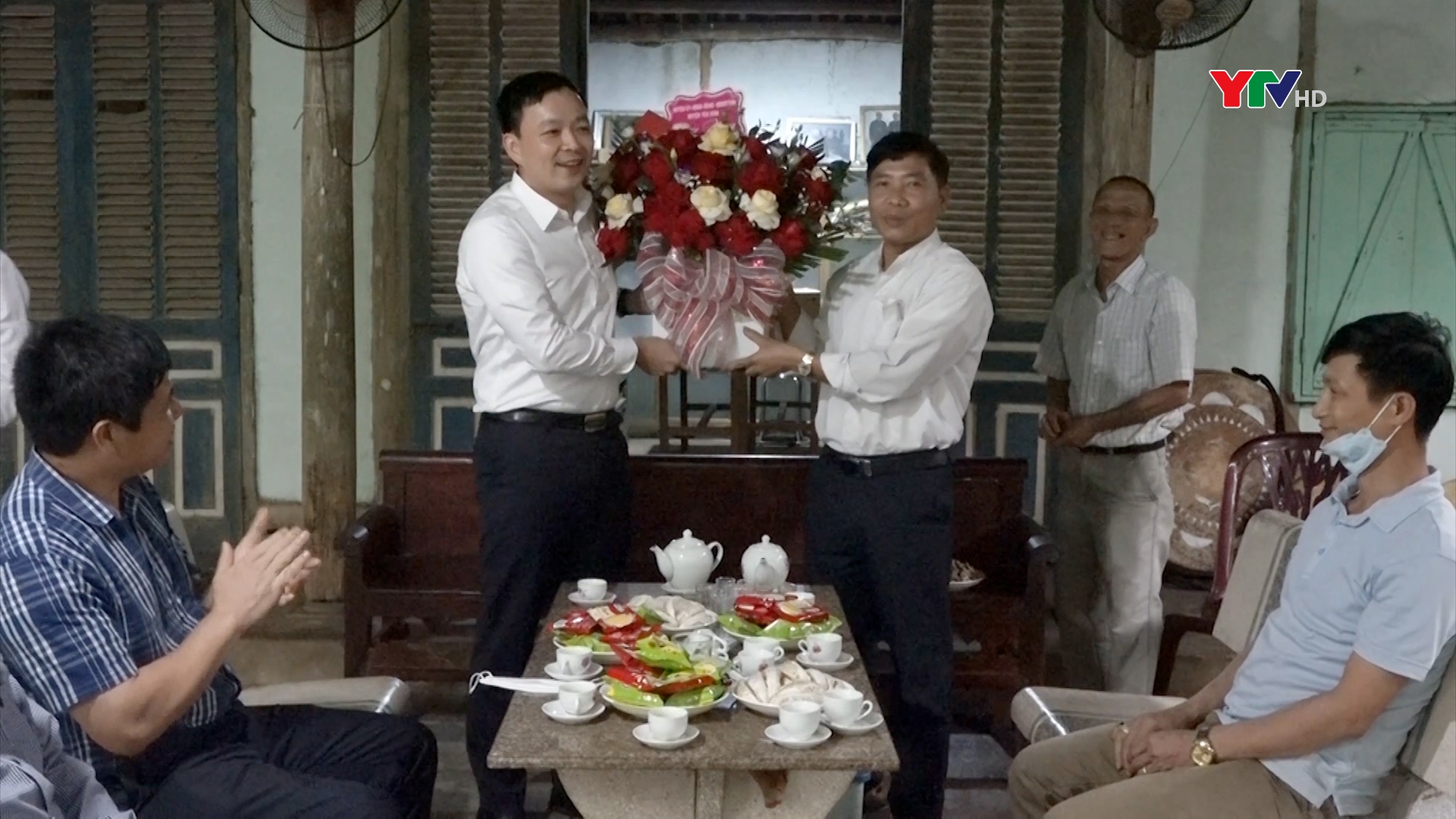 Lãnh đạo huyện Yên Bình tặng quà các linh mục, hội đồng giáo sứ nhân dịp lễ Phục sinh
