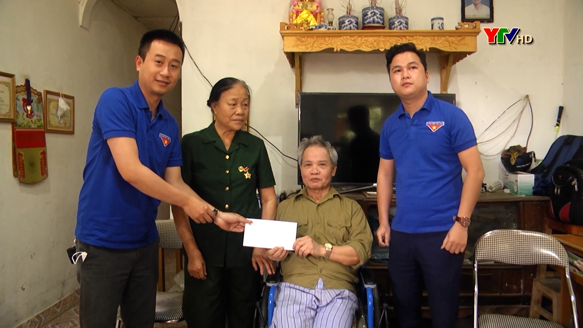 Tặng quà cho các gia đình hội viên TNXP có hoàn cảnh khó khăn tại thành phố Yên Bái.