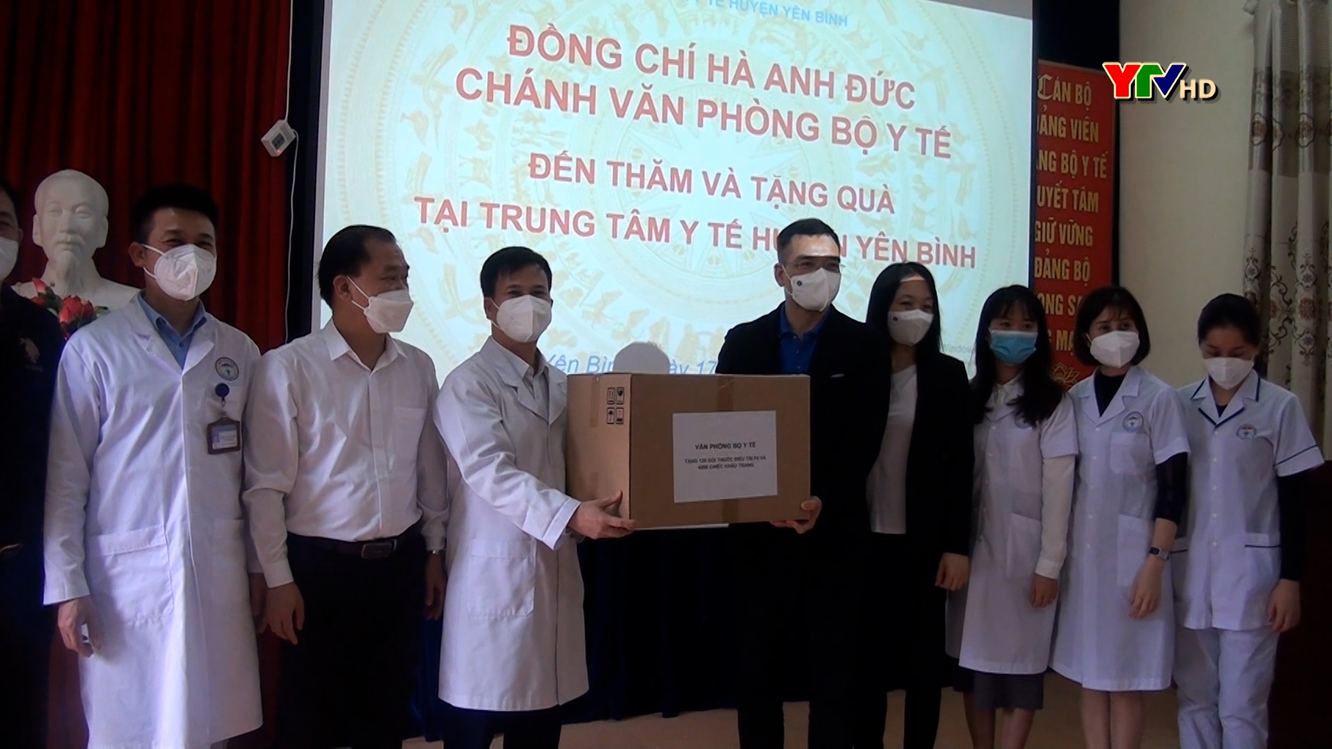 Hội Thầy thuốc trẻ Việt Nam tặng thiết bị y tế cho Trung tâm Y tế huyện Yên Bình