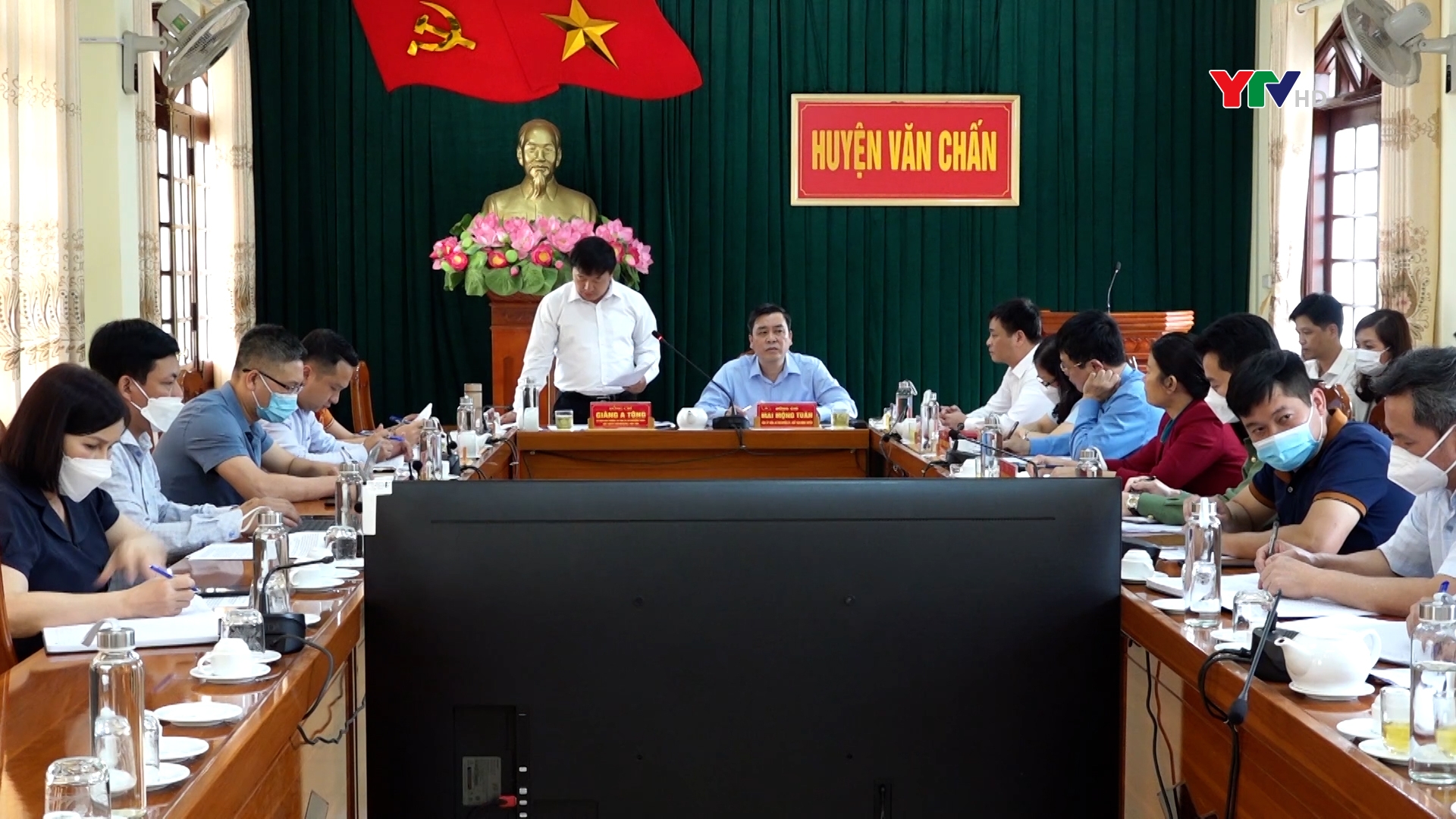 Đồng chí Chủ tịch Ủy ban MTTQ tỉnh Giàng A Tông làm việc tại huyện Văn Chấn