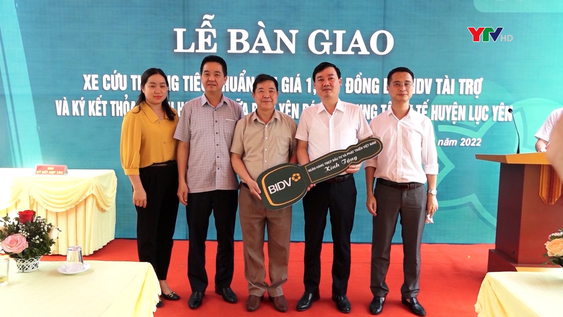 Ngân hàng Thương mại cổ phần Đầu tư và Phát triển Việt Nam - Chi nhánh Yên Bái trao tặng xe cứu thương