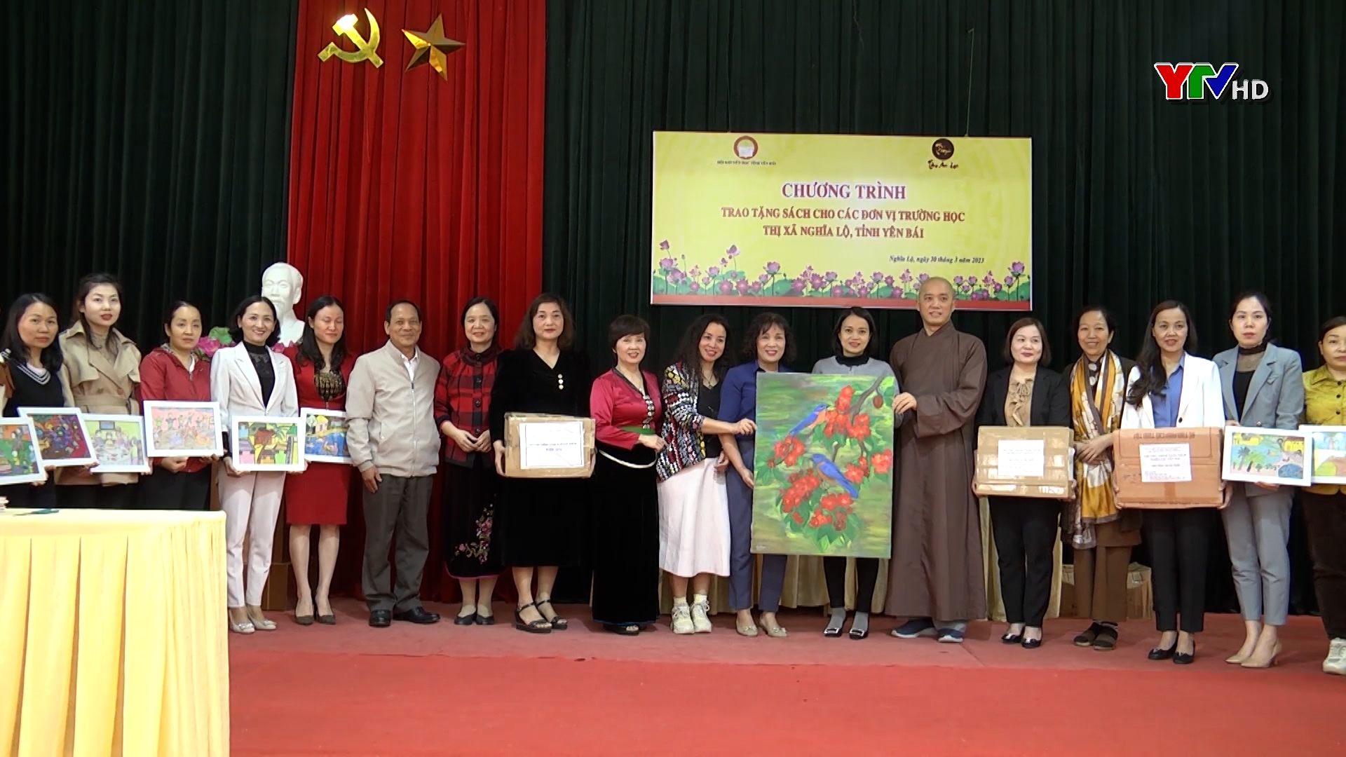 Hội Khuyến học trao tặng hơn 2 nghìn đầu sách cho các trường học tại thị xã Nghĩa Lộ