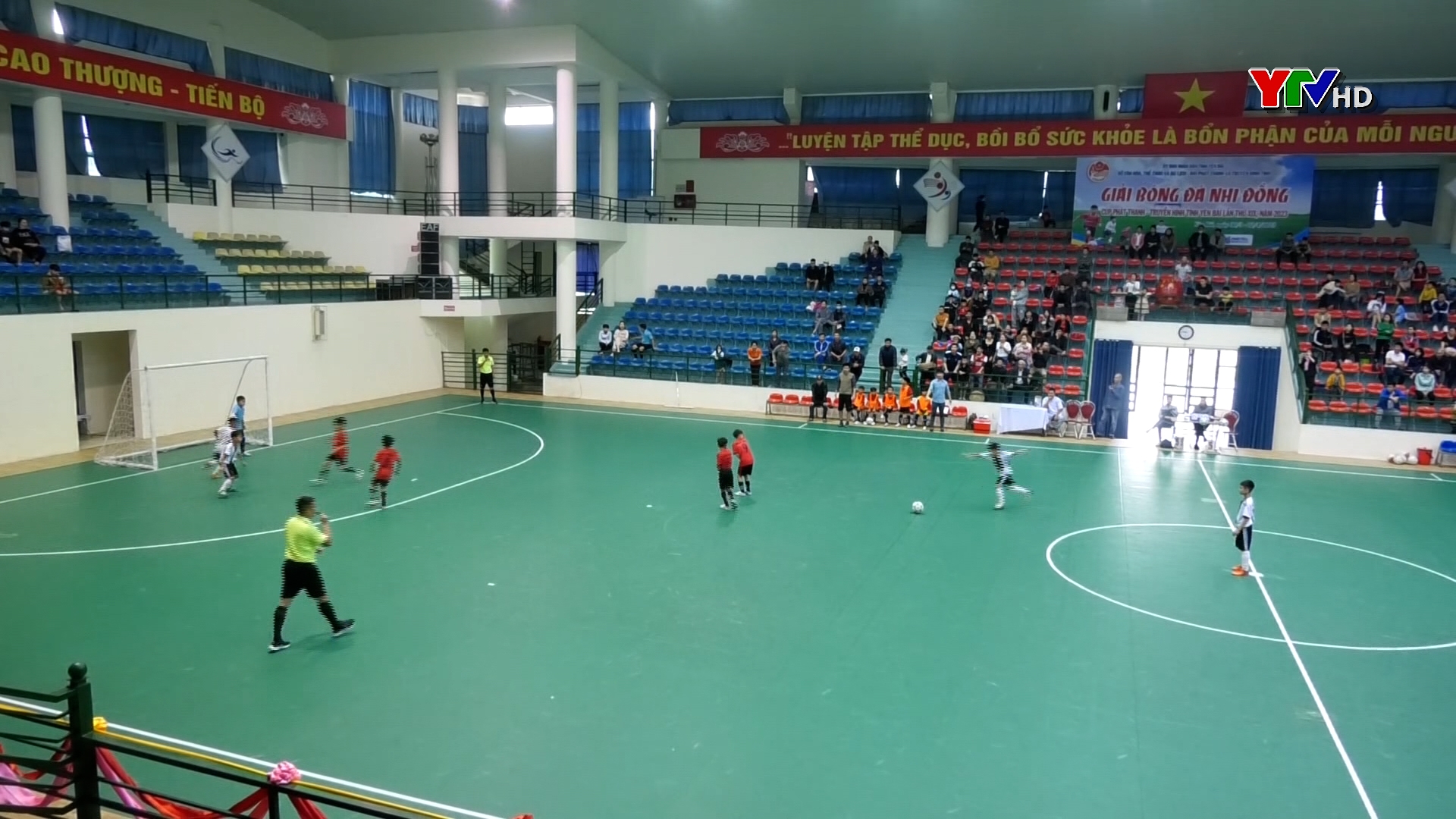 Xác định 2 đội đầu tiên vào bán kết Giải bóng đá nhi đồng Cúp PT-TH Yên Bái năm 2023