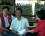 Hội chữ thập đỏ tỉnh trao 13 xuất quà cho các gia đình bị bão lốc ở Lục Yên