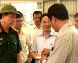 Đồng chí Hoàng Xuân Nguyên kiểm tra việc khai thác đá tại công ty RK huyện Lục Yên