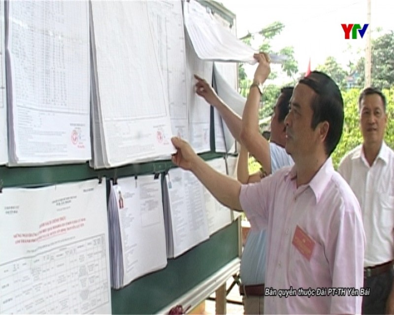 Đồng chí Hoàng Xuân Nguyên, Phó chủ tịch UBND tỉnh kiểm tra công tác chuẩn bị bầu cử tại huyện Trấn Yên