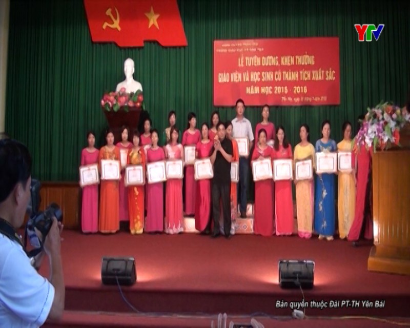 Huyện Trấn Yên tuyên dương, khen thưởng giáo viên và học sinh có thành tích xuất sắc năm học 2015 - 2016