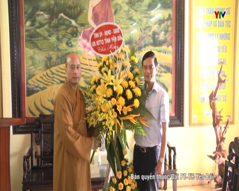 Đ/c Phó Chủ tịch UBND tỉnh Dương Văn Tiến chúc mừng Ban trị sự Giáo hội Phật giáo tỉnh Yên Bái