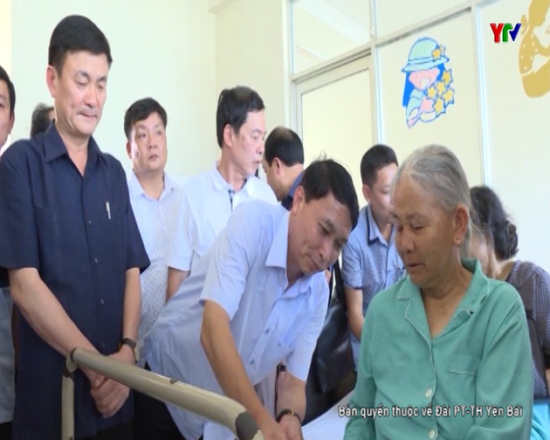Đồng chí Nguyễn Chiến Thắng - PCT UBND tỉnh thăm hỏi các nạn nhân trong vụ lật xe khách tại tỉnh Khánh Hòa