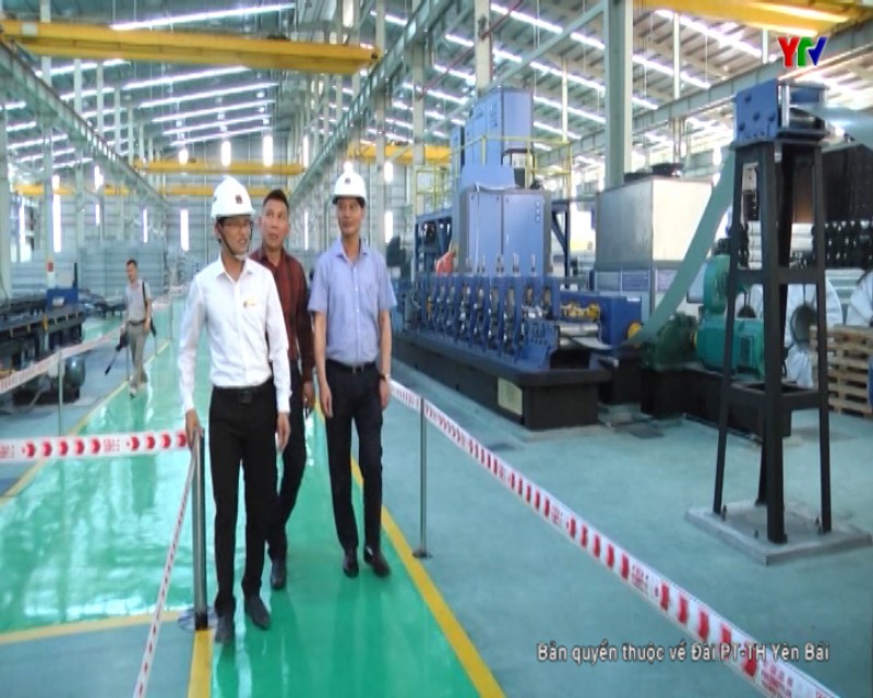 Đ/c Phó Chủ tịch UBND tỉnh Dương Văn Tiến kiểm tra công tác chuẩn bị cho Lễ khánh thành Nhà máy VLXD Hoa Sen Yên Bái