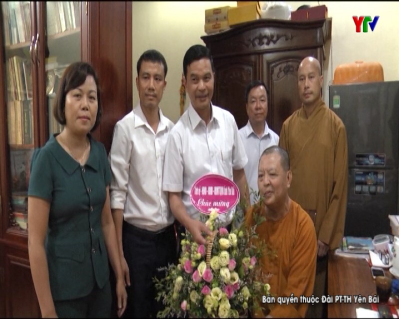 Đồng chí Phó Chủ tịch UBND tỉnh Dương Văn Tiến chúc mừng Hoà thượng Thích Thanh Duệ nhân dịp Đại lễ Phật đản