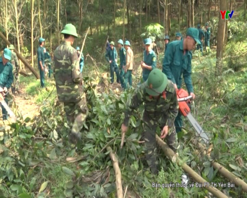 Ban CHQS huyện Trấn Yên hỗ trợ xã Minh Quán xây dựng nông thôn mới