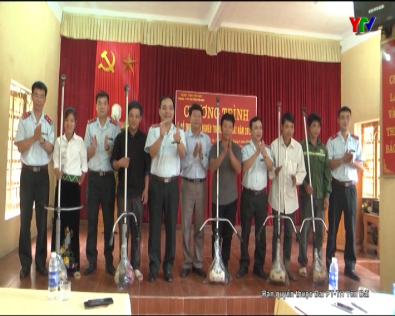 Thanh tra tỉnh trao quà cho hộ nghèo tại huyện Văn Yên