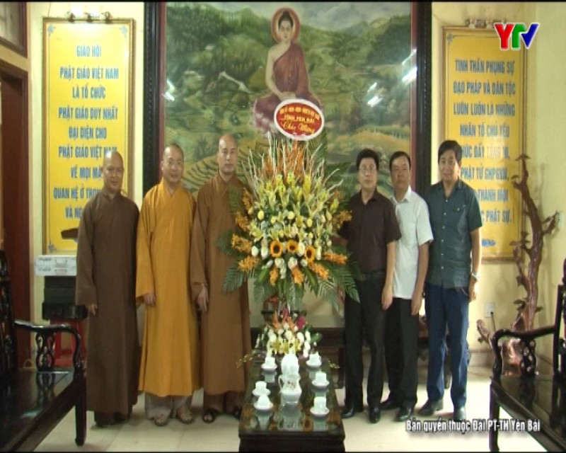 Đoàn công tác của tỉnh chúc mừng Ban trị sự Giáo hội Phật giáo tỉnh Yên Bái nhân Đại lễ Phật đản