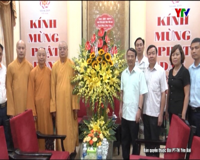 Trưởng Ban Dân vận Tỉnh ủy Hoàng Xuân Nguyên chúc mừng Ban trị sự Giáo hội Phật giáo Việt Nam nhân Đại lễ Phật đản