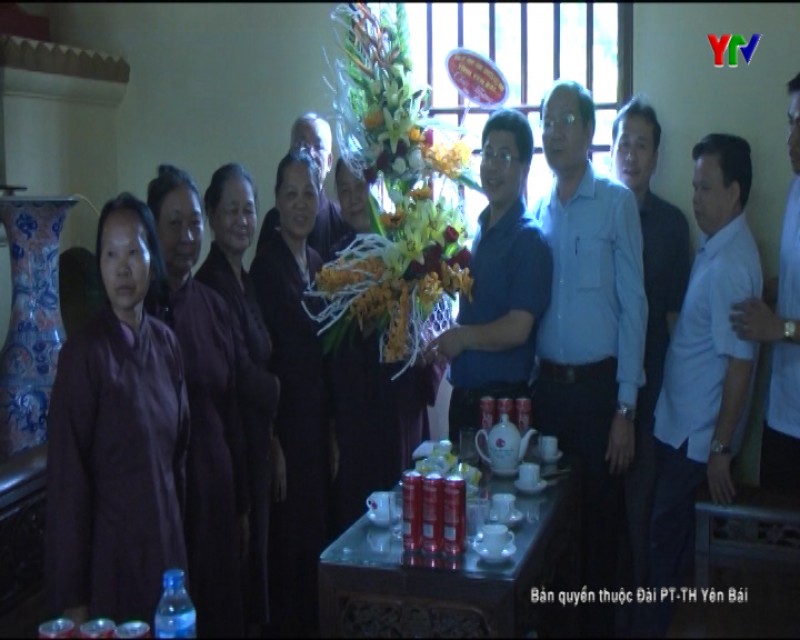 Đoàn công tác của tỉnh chúc mừng Ban Trị sự Giáo hội Phật giáo huyện Văn Chấn