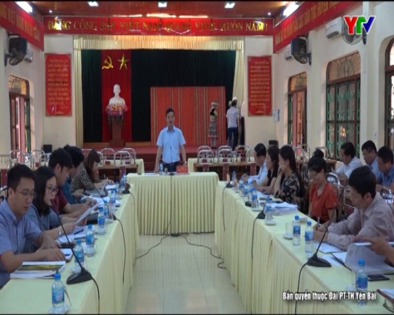 Phó Chủ tịch UBND tỉnh Dương Văn Tiến kiểm tra hoạt động của Bộ phận Phục vụ hành chính công huyện Trạm Tấu