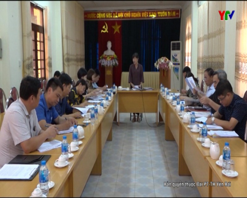Đồng chí Phó Chủ tịch HĐND tỉnh Hoàng Thị Thanh Bình giám sát kết quả thực hiện chính sách pháp luật về phát triển HTX, tổ hợp tác tại huyện Văn Chấn