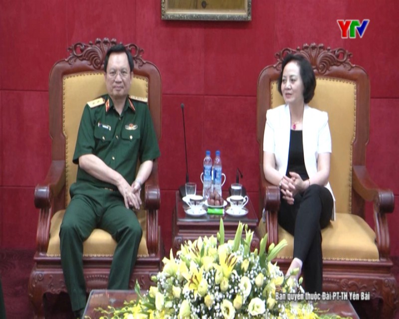 Đồng chí Bí thư Tỉnh ủy Phạm Thị Thanh Trà tiếp Trung tướng, GS-TS Mai Hồng Bàng, Giám đốc Bệnh viện TƯ Quân đội 108