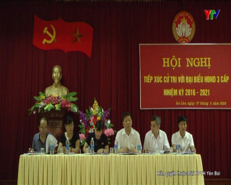 Đồng chí Phó Chủ tịch HĐND tỉnh Hoàng Thị Thanh Bình tiếp xúc cử tri xã Âu Lâu, thành phố Yên Bái