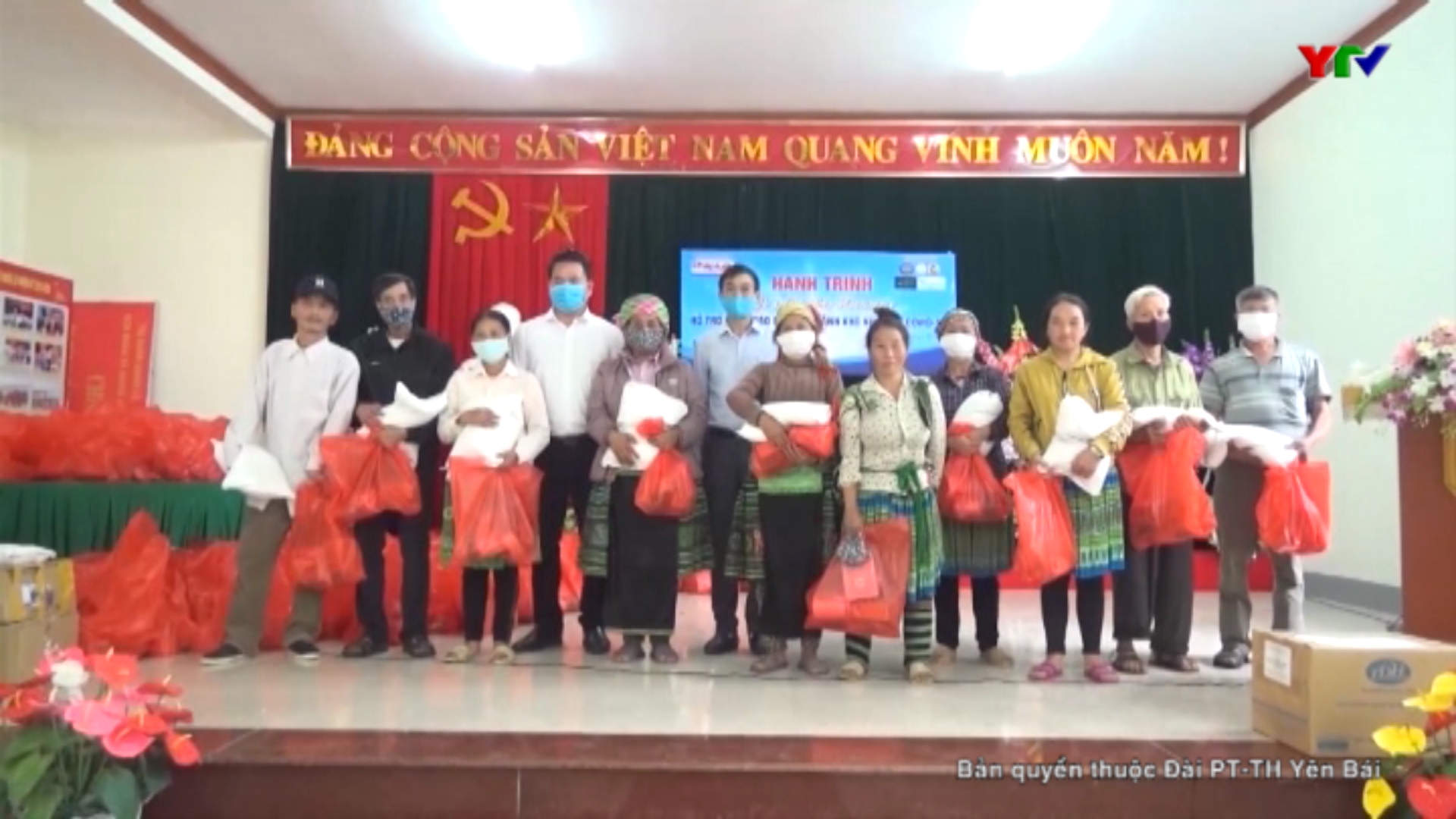 Báo Pháp luật Việt Nam tặng 550 suất quà cho các gia đình khó khăn tại Yên Bái