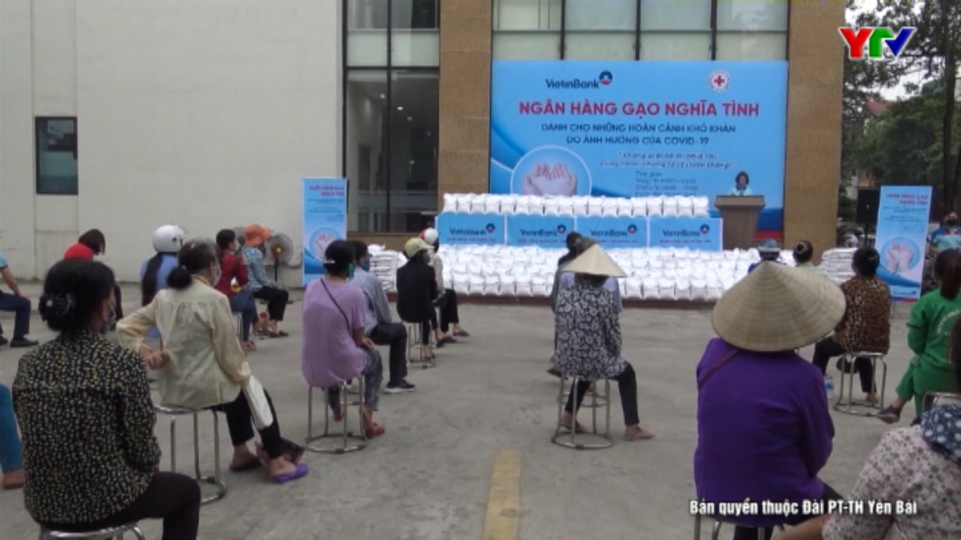 Ngân hàng TMCP Công thương Việt Nam, chi nhánh Yên Bái phát gạo miễn phí cho các hộ bị ảnh hưởng do dịch bệnh COVID – 19