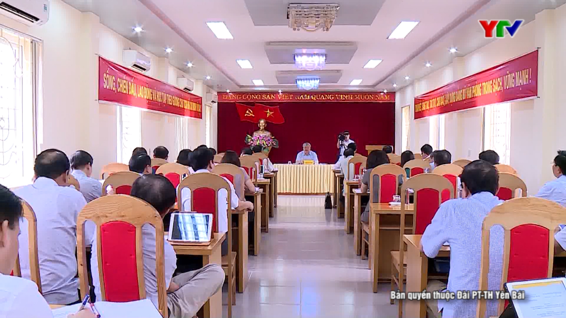 Các đại biểu dự Hội nghị BCH Đảng bộ tỉnh Yên Bái lần thứ 31 (mở rộng) thảo luận tại tổ