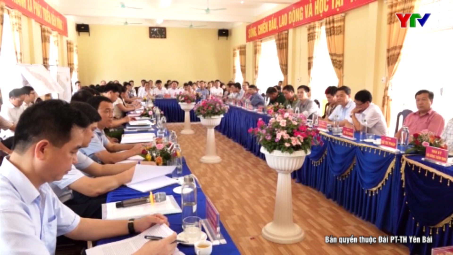 Đồng chí Phó Chủ tịch UBND tỉnh Nguyễn Văn Khánh thẩm định các tiêu chí nông thôn mới tại xã Minh Xuân, huyện Lục Yên