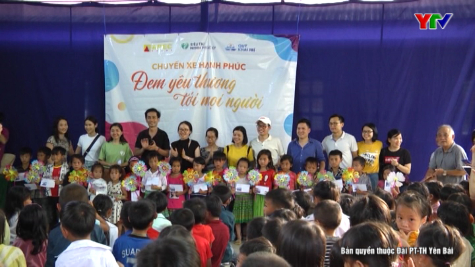 Tập đoàn APEC Group tổ chức Chương trình “ Chuyến xe hạnh phúc” tại xã Suối Bu, huyện Văn Chấn