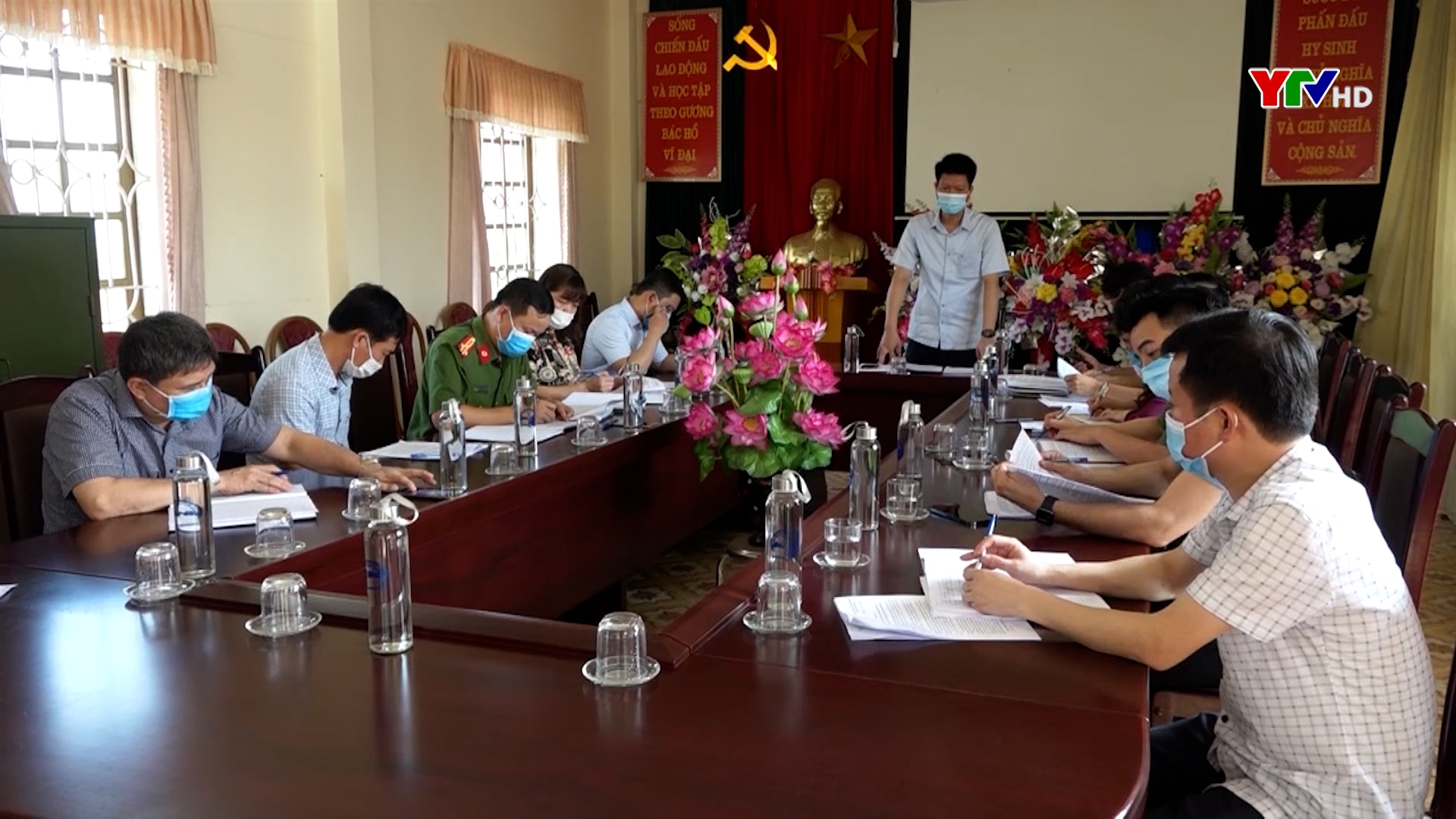 Đồng chí Nguyễn Thế Phước - Phó Chủ tịch Thường trực UBND tỉnh kiểm tra khu vực cách ly tại Trường Trung cấp DTNT Nghĩa Lộ