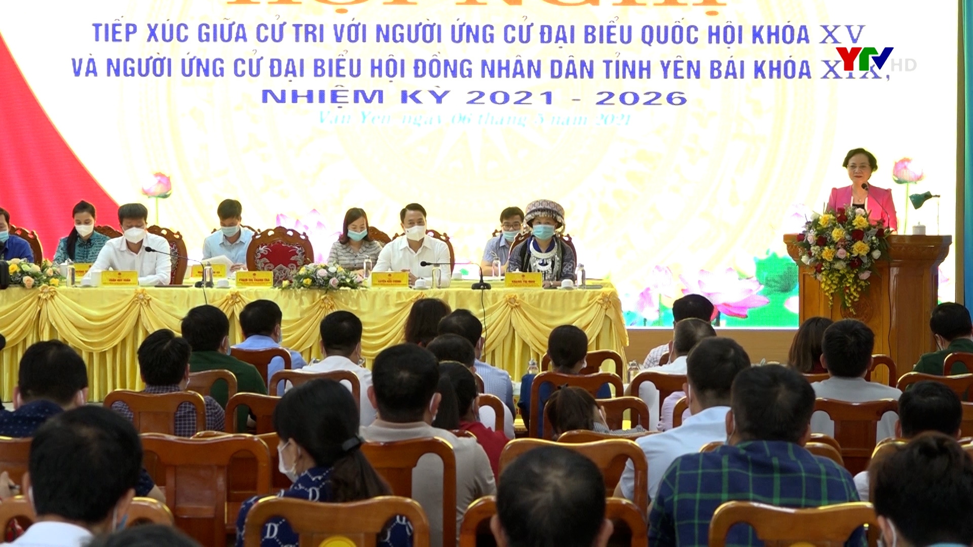 Các ứng cử viên đại biểu Quốc hội và HĐND tỉnh tiếp xúc cử tri tại trung tâm huyện Văn Yên